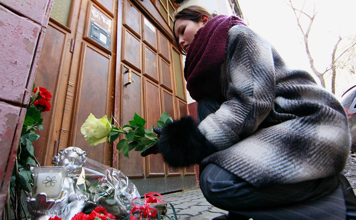 Поклонница возлагает цветы к подъезду дома актрисы Людмилы Гурченко в Трехпрудном переулке в Москве, 2011 год