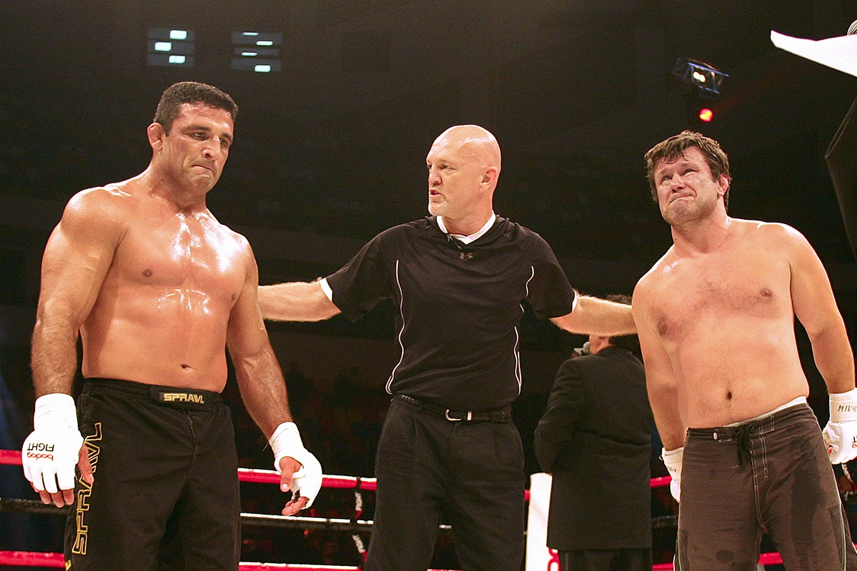 Джон Марш (слева) и российский спортсмен Олег Тактаров (справа) после боя в Ледовом дворце на Ходынском поле, 2007 год