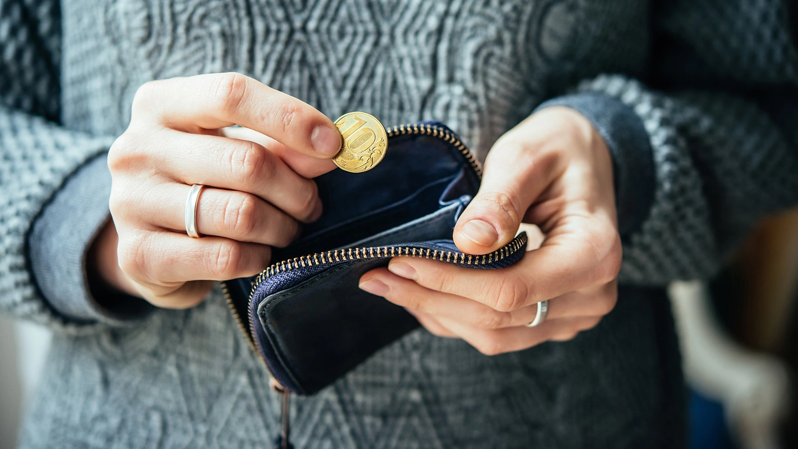 Россияне назвали доход, ниже которого начинается бедность