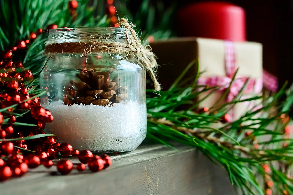 Еще один быстрый вариант сделать праздничный и оригинальный подсвечник