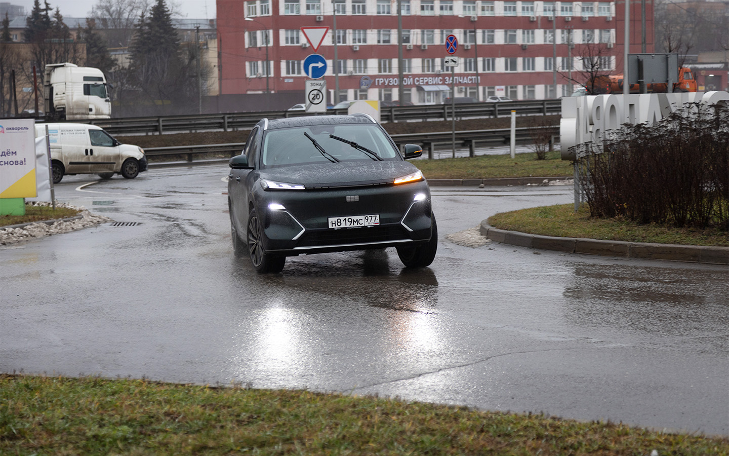 Как и ряд других Geely, гибрид EX5 EM-i заточен под семейные комфортные поездки. В поворотах прекрасно чувствуется большая снаряженная масса, зато уровень комфорта высок