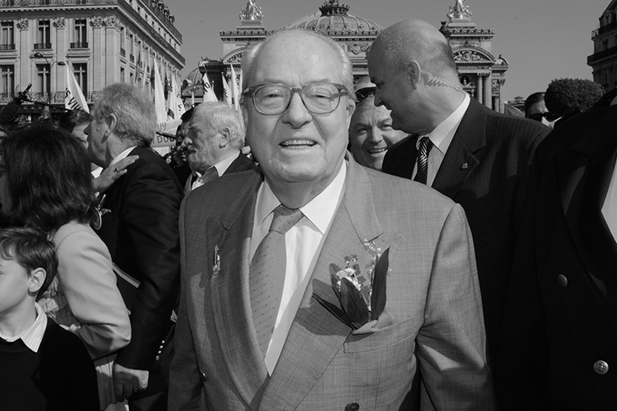Жан-Мари Ле Пен&nbsp;&mdash; одна из наиболее значимых и самая противоречивая политическая фигура в современной Франции. Он основал и почти 40 лет возглавлял главную правую партию страны &laquo;Национальный фронт&raquo;, а также пять раз участвовал в президентских выборах, хотя и безуспешно.

Ле Пен выступал за сокращение числа иммигрантов и отказ от евроинтеграции. Политика неоднократно судили за публичные оскорбления и разжигание ненависти, и за это же исключили из основанной им партии. Жан-Мари Ле Пен умер 7 января 2025 года в больнице, где провел несколько недель. Ему было 96 лет.

Читать больше