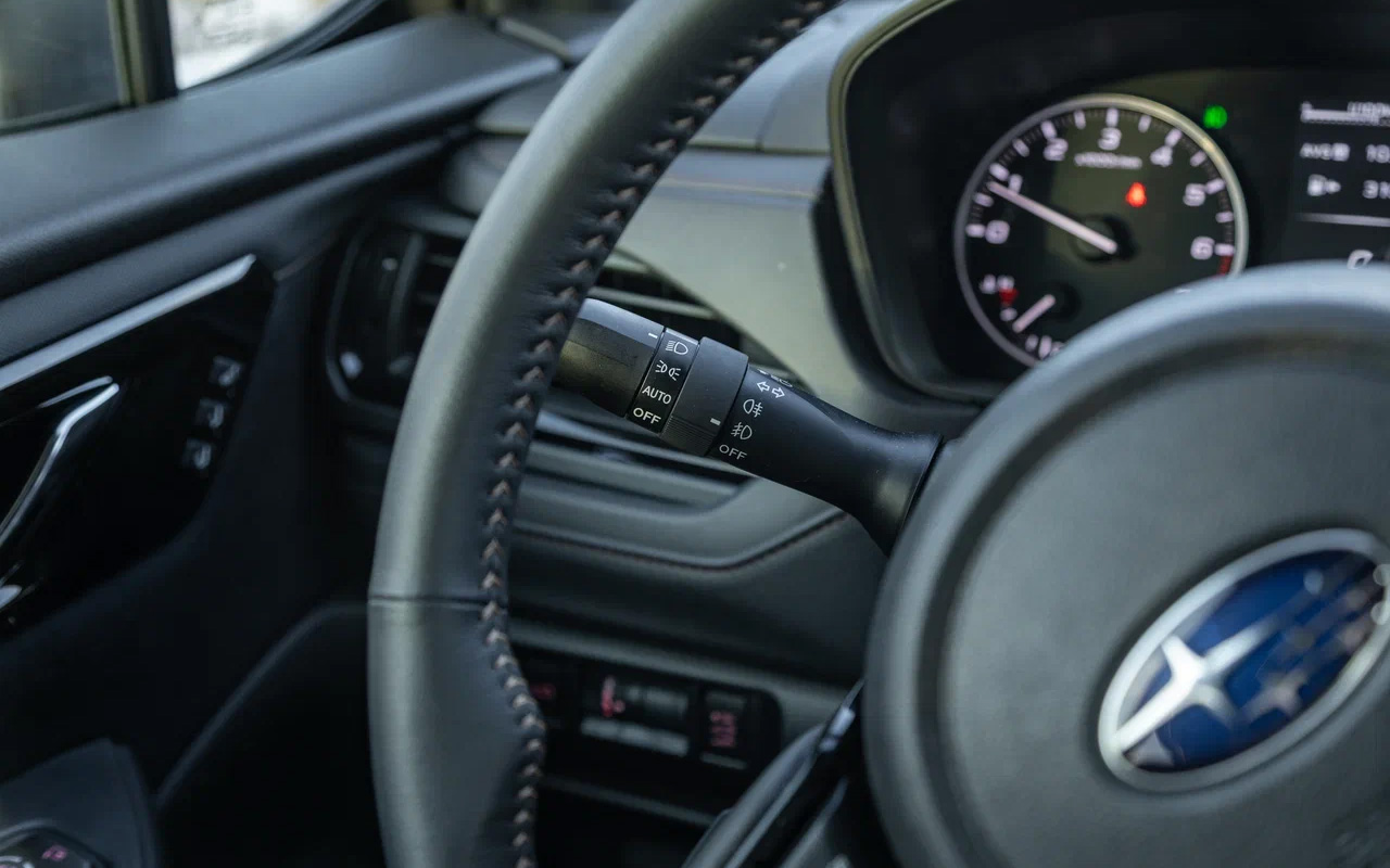 Подрулевые&nbsp;рычажки в Subaru Forester&nbsp;&mdash; самые обычные, физические. С левого управляется внешний&nbsp;свет