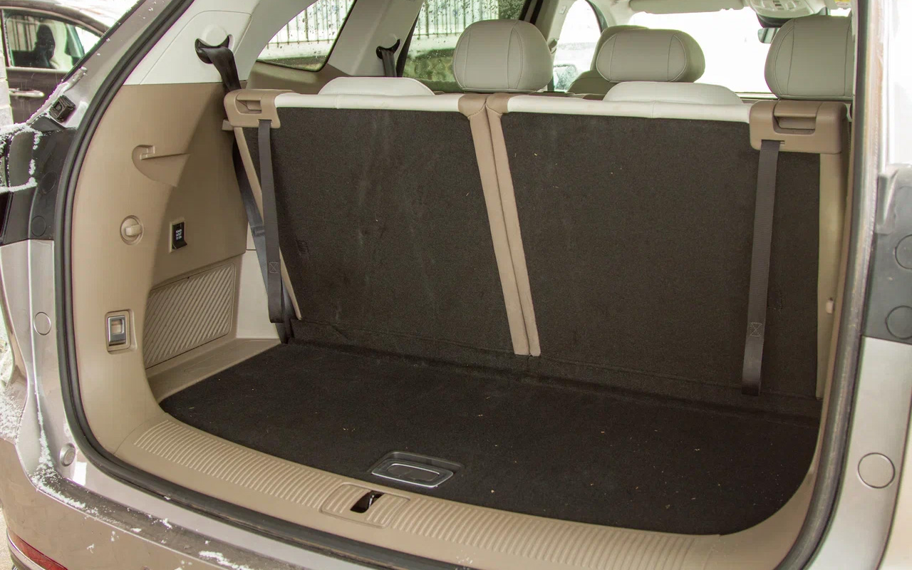 По умолчанию отсек 332-литровый. Примерно столько вмещал багажник &laquo;Москвича-2141&raquo;. И когда-то автопресса хвалила его вместимость!