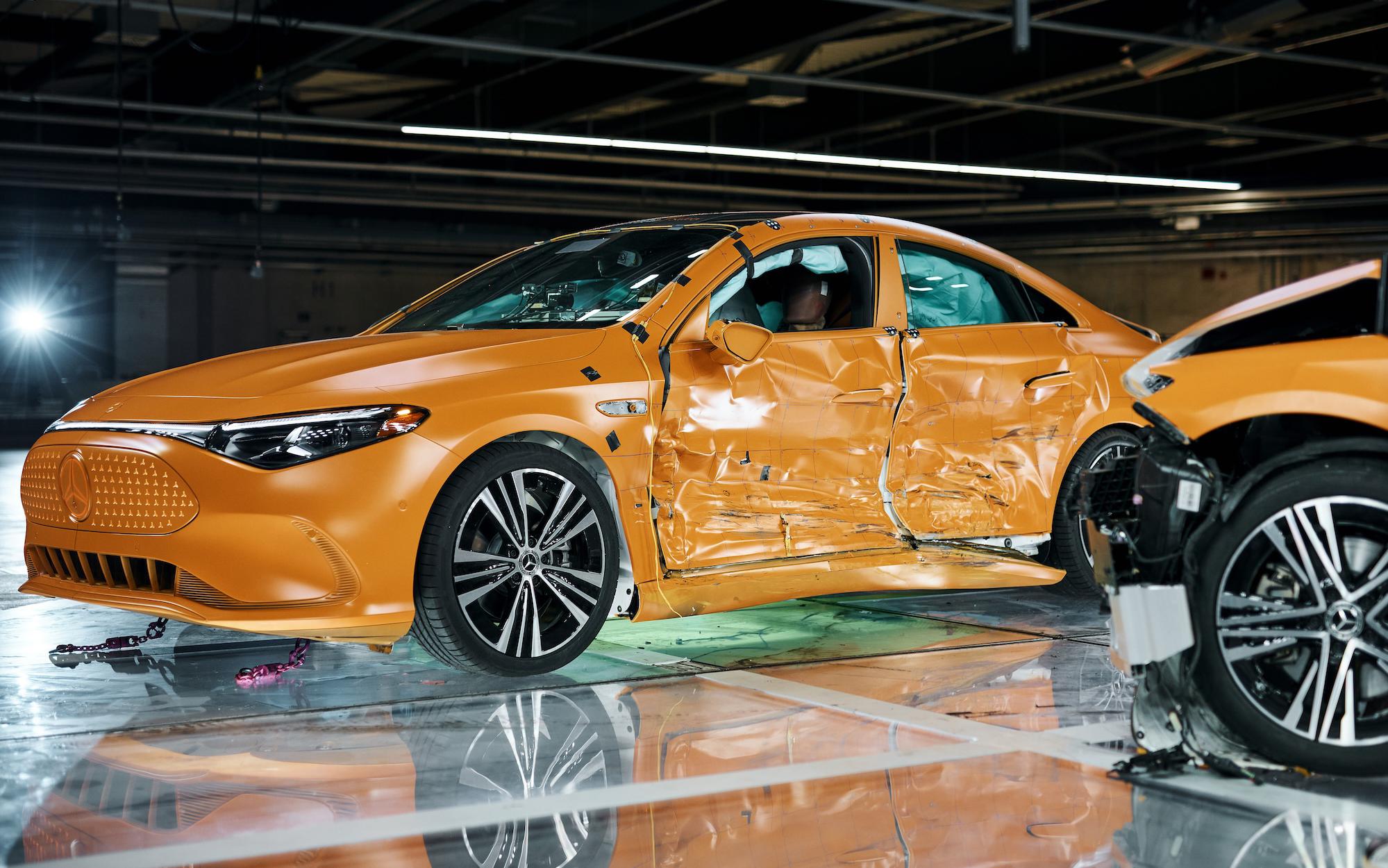 Mercedes сравнил безопасность CLA с ДВС и электромотором в краш-тесте