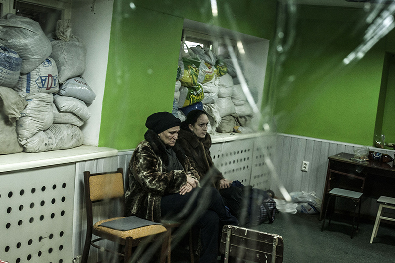 Женщина в убежище во время артиллерийского обстрела украинской армией Ворошиловского района Донецка.

