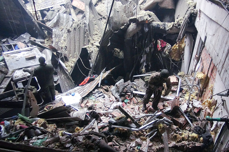 Бойцы подразделения народного ополчения ДНР в разрушенном здании аэропорта.