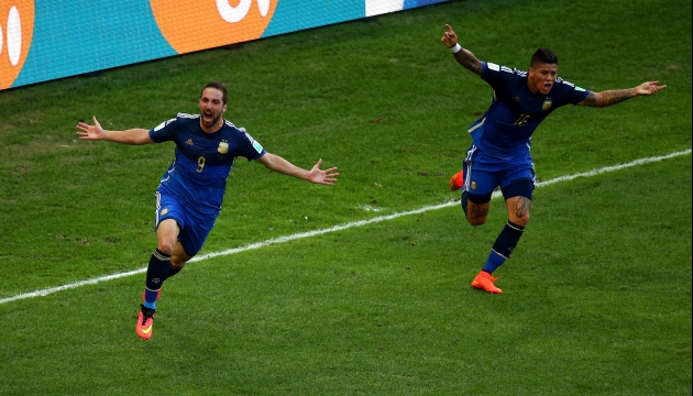 Футболисты сборной Аргентины отмечают гол, который не засчитан из-за офсайда.