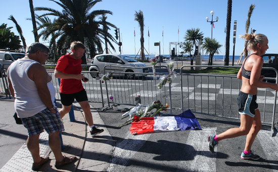 Флаг Франции и цветы на месте теракта в Ницце


