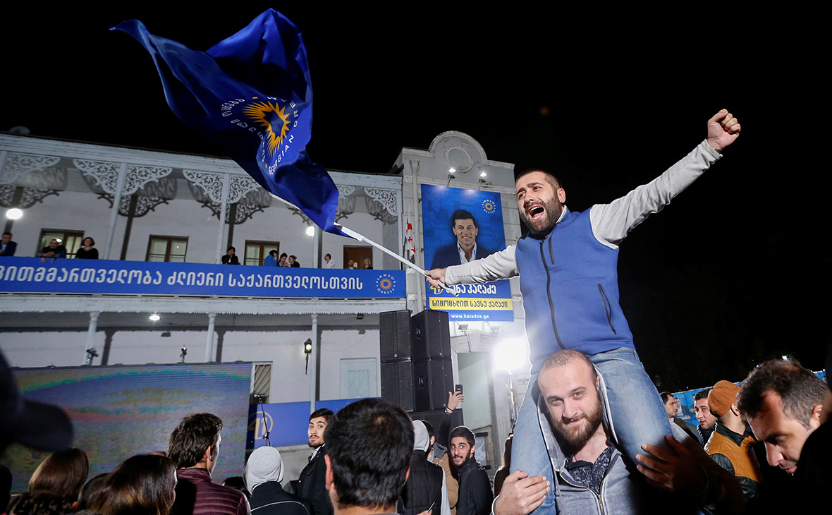 Сторонник партии&nbsp;&laquo;Грузинская мечта&raquo; после объявления предварительных итогов выборов


