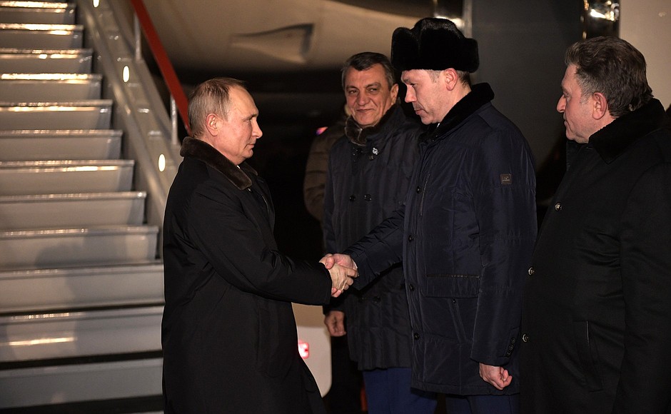 Самолет Путина приземлился в Новосибирске 7 февраля в полдвенадцатого ночи. Президентский кортеж был замечен на улице Нарымской и Жуковского