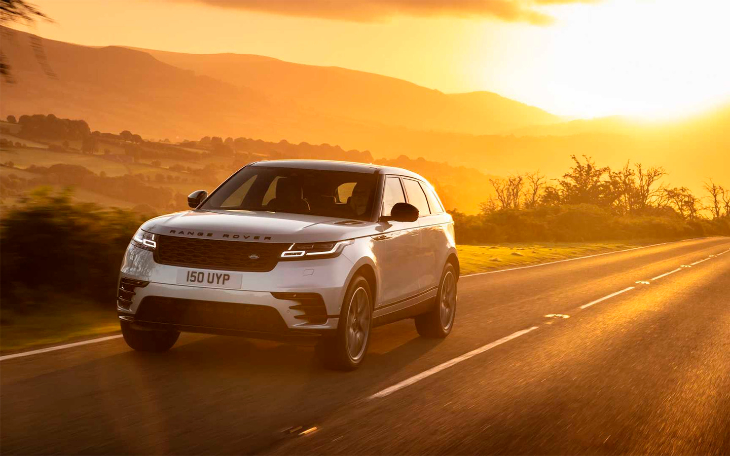Производитель назвал стоимость нового Range Rover Velar в России