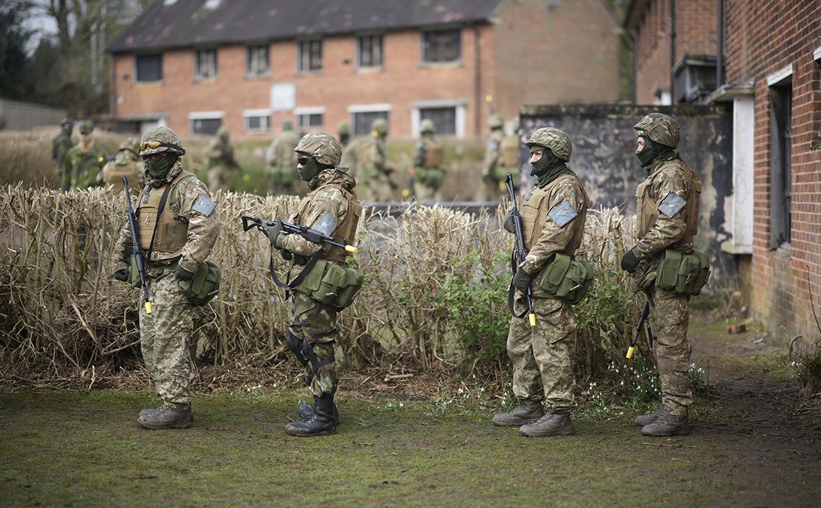 Украинские солдаты принимают участие в учениях по боевым действиям в городских условиях