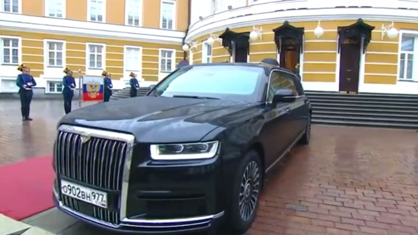 Путин поехал на инаугурацию на обновленном Aurus