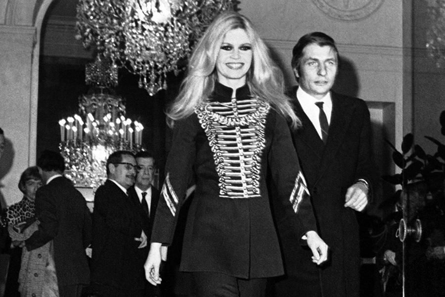 Брижит Бардо с мужем Гюнтером Заксом на приёме, устроенном Шарлем де Голлем в Елисейском дворце в Париже, Франция, 7 декабря 1967 года