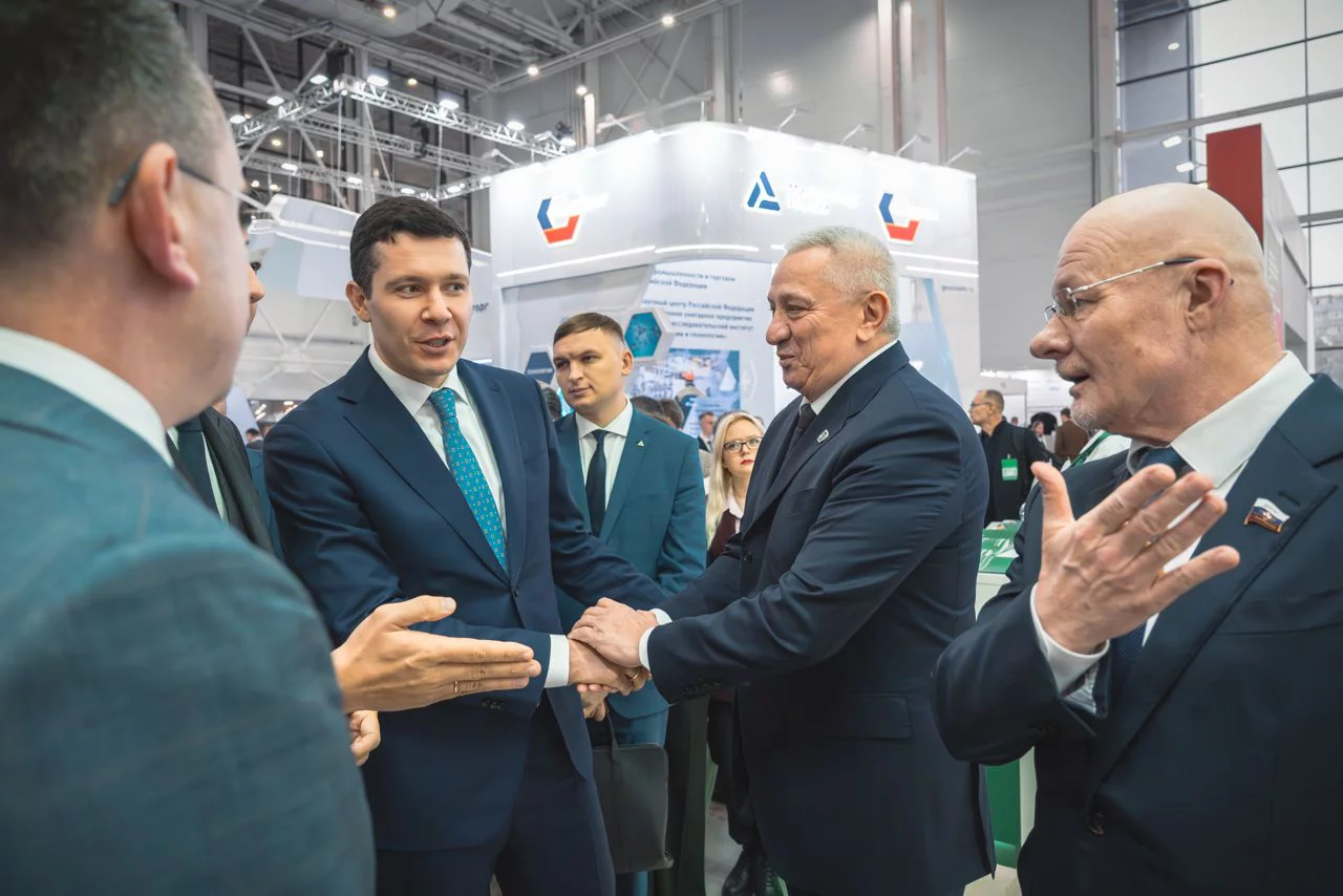 Глава Минпромторга посетил стенд ГК «Полипласт» на выставке «Химия-2025»