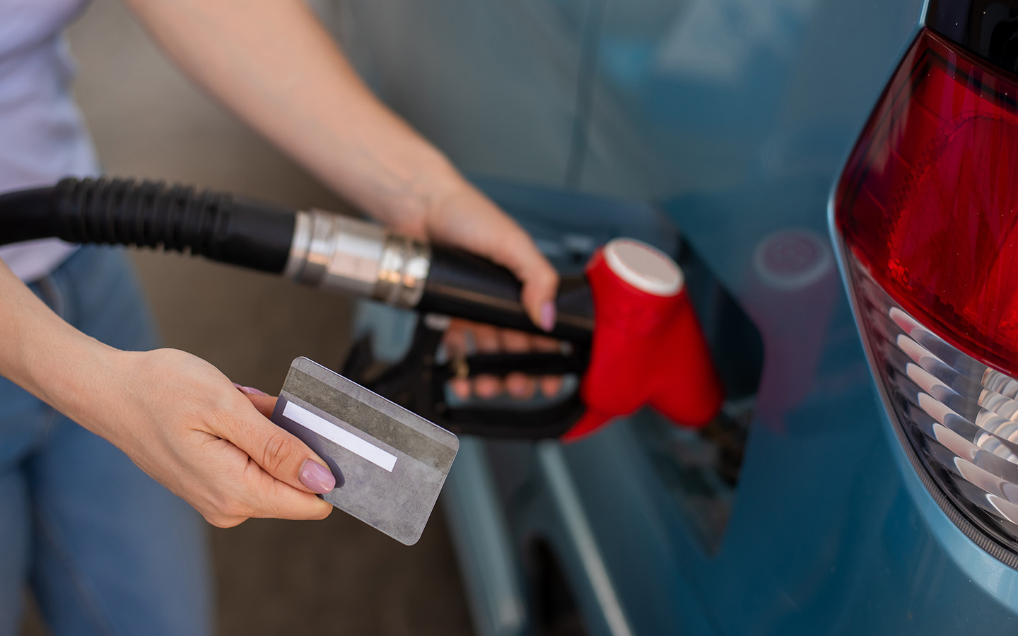 Пользоваться топливной картой очень просто. По сути, она работает как обычная банковская карта