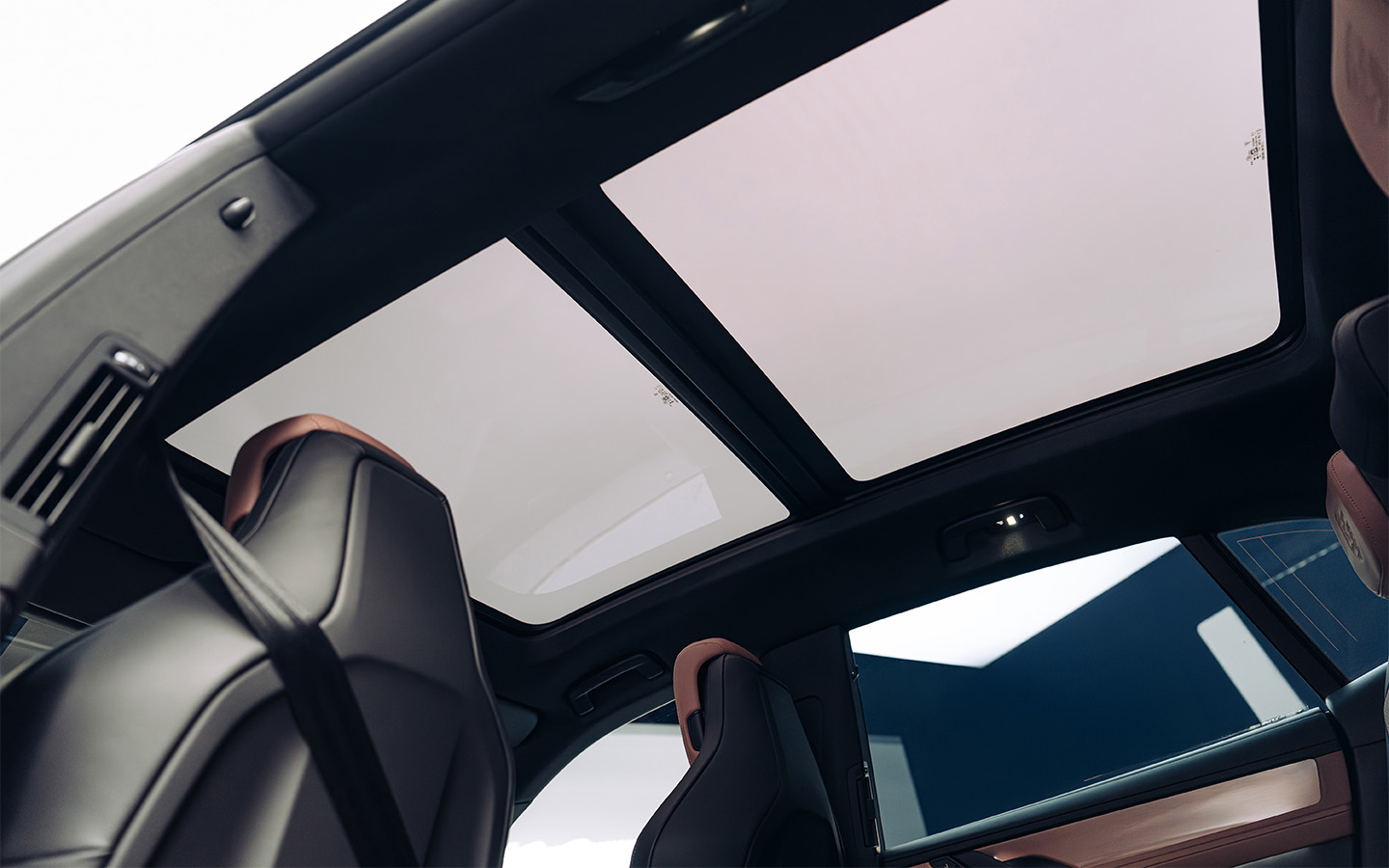 Большая панорамная крыша добавляет веса сверху, но кроссовер, казалось бы, ее даже не замечает