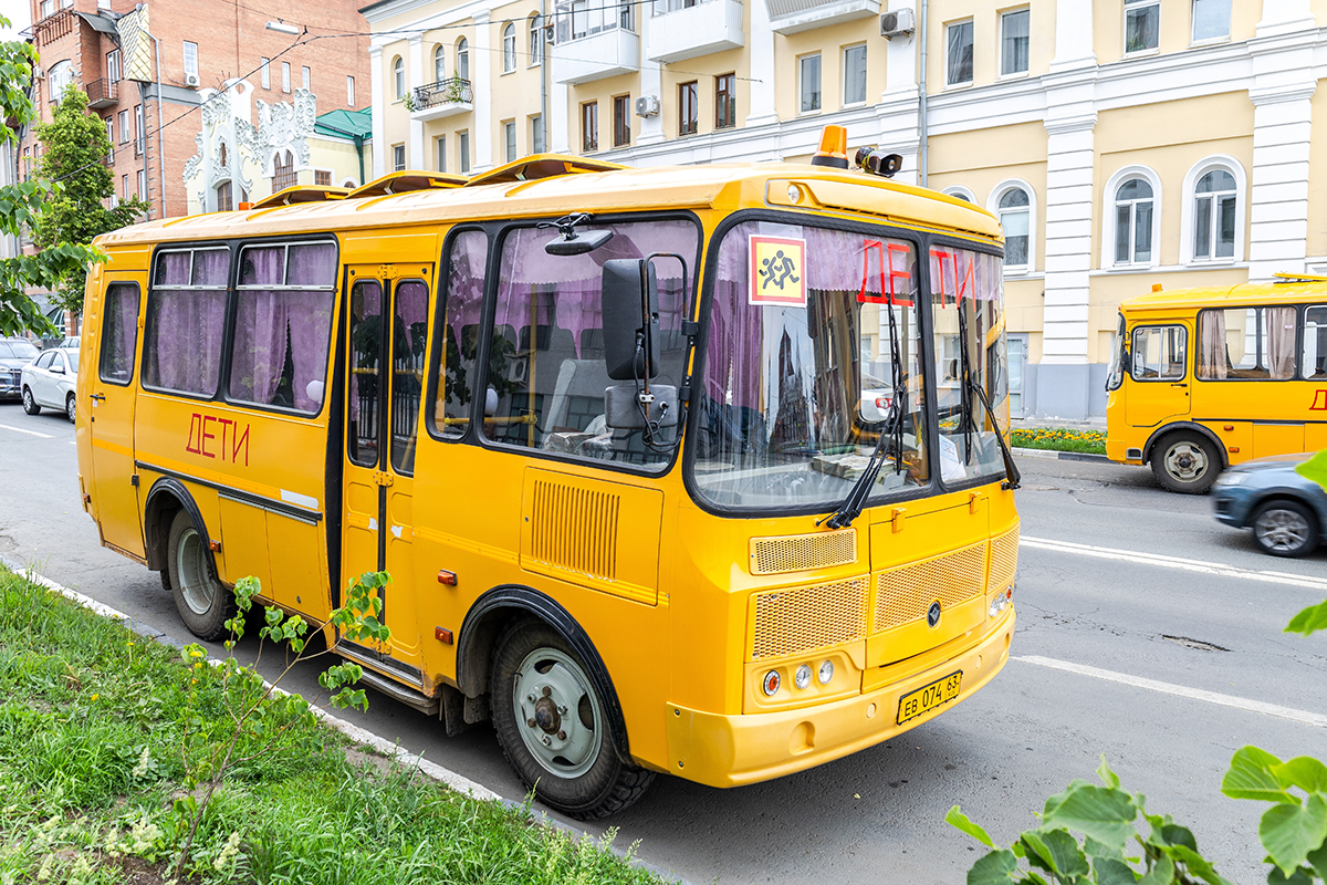При перевозке более чем 20 детей сопровождающие должны находиться у каждой двери автобуса, предназначенной для посадки и высадки