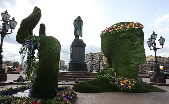 Площадка &laquo;Юность весны&raquo; на Пушкинской площади, украшенной в рамках фестиваля &laquo;Московская весна&raquo;



