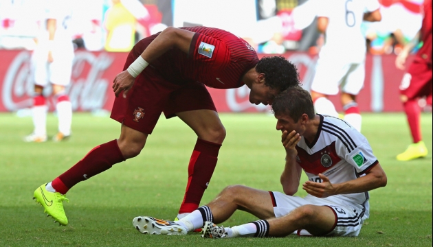 Защиткик  сборной португалии Пепе наносит удар головой немцу Томасу Мюллеру, за что и получает красную карточку  во время матча в Группе G Германия - Португалия. 