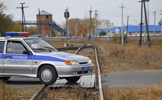 Автомобиль полиции на железнодорожном переезде


