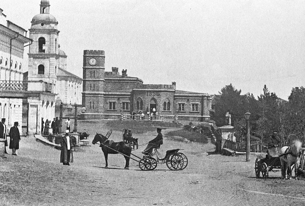 Набережная в&nbsp;Оренбурге: Казенная палата, Преображенский собор, главная гаупвахта. Конец XIX века
