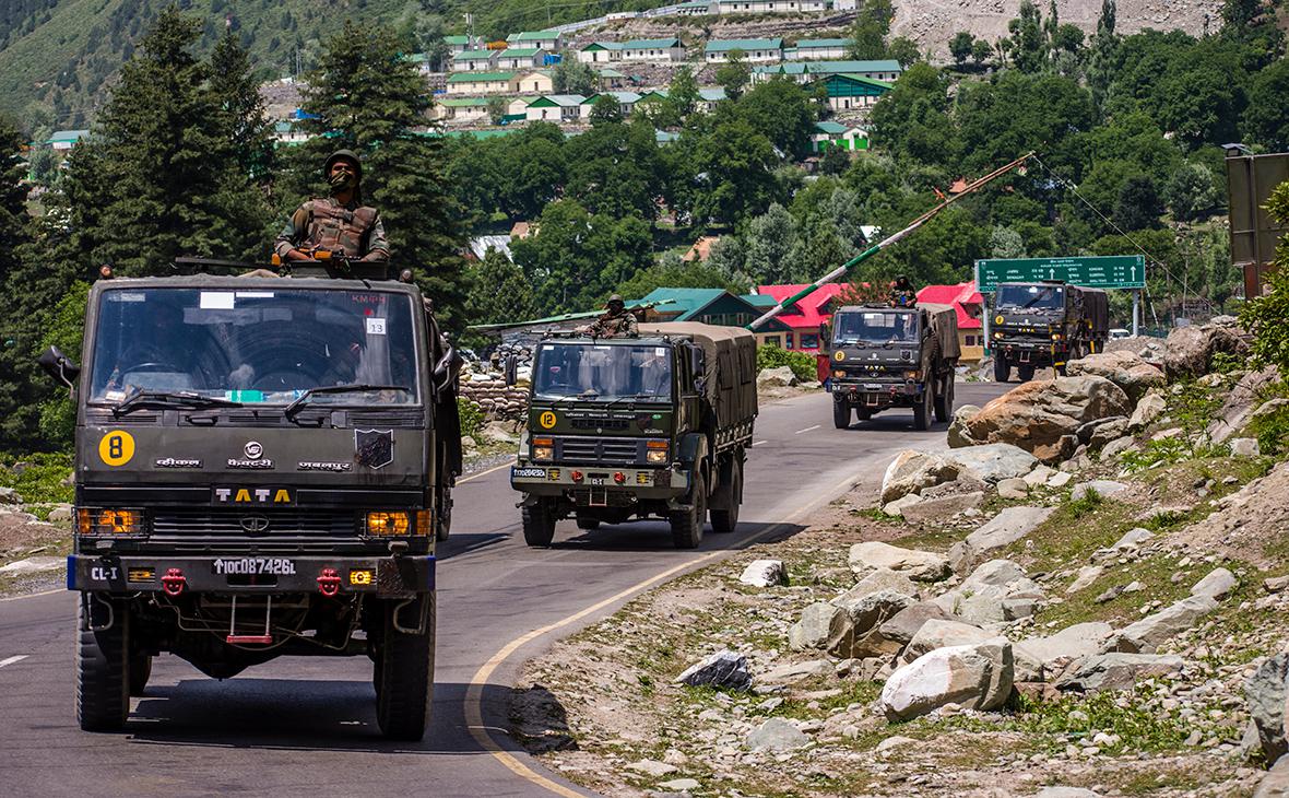 Индия заявила о размещении небывалого числа военных на границе с Китаем"/>













