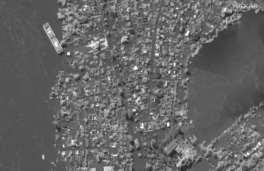 На спутниковом снимке видны затопленные дома вдоль реки Днепр к юго-востоку от Херсона