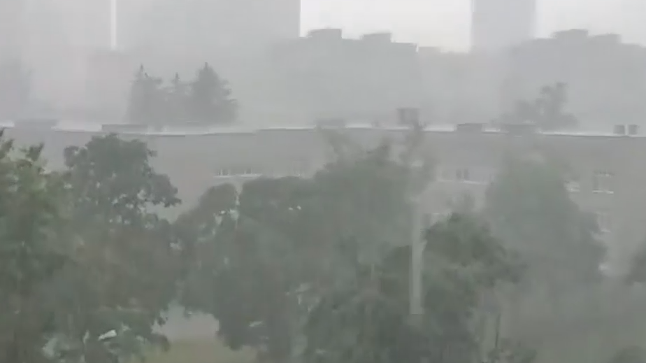 На Киев обрушился мощный ливень с градом. Видео