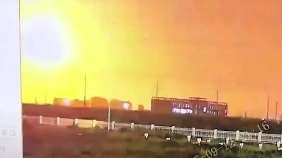 Взрыв в небе сняли на видео жители провинции Шаньдун в Китае