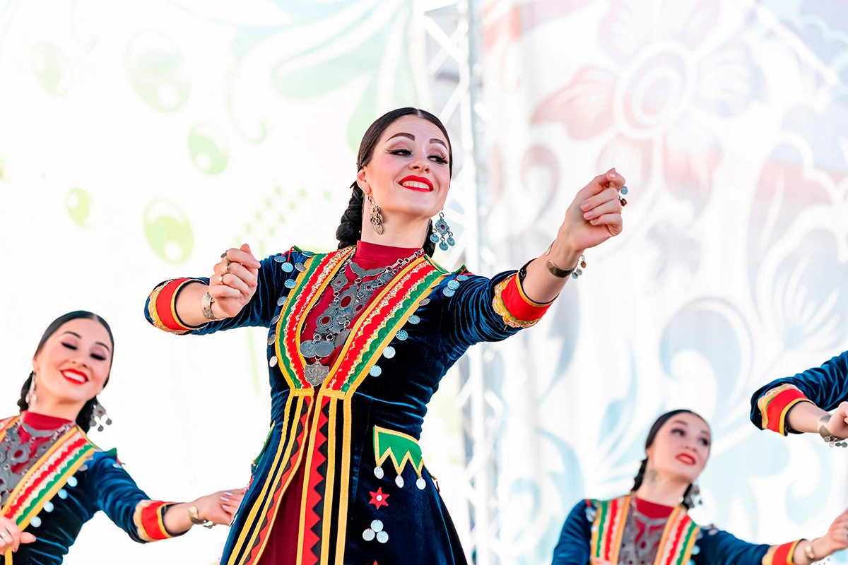Национальный башкирский женский танец в традиционной одежде