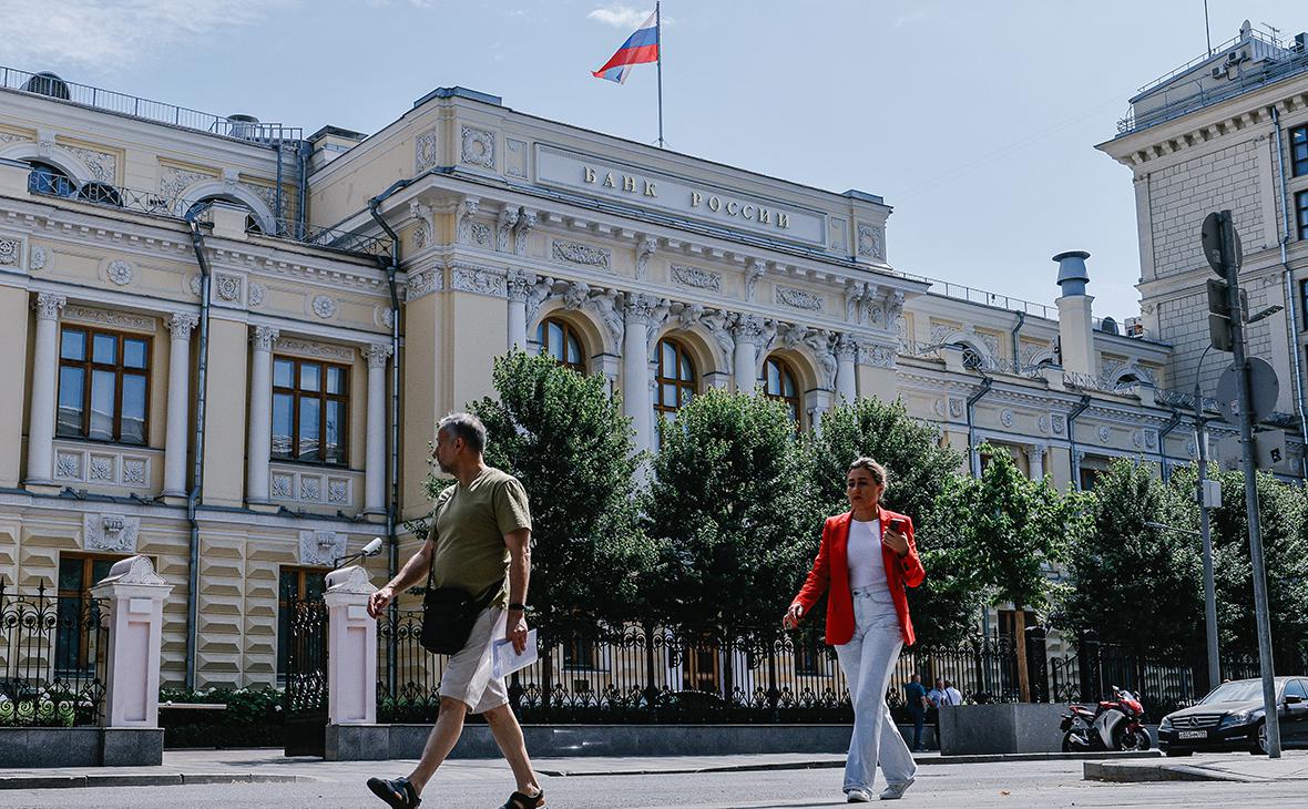 Битва прогнозов: что будет со ставкой ЦБ в сентябре и в конце года