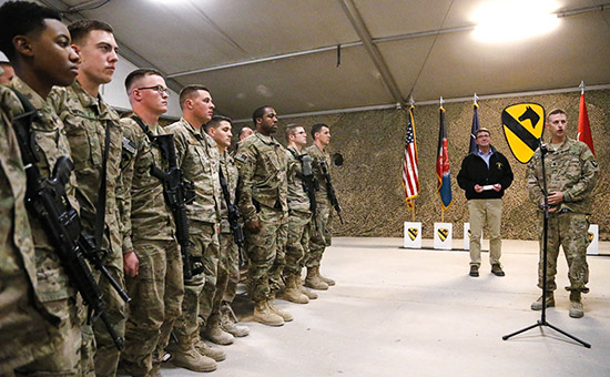 Министр обороны США Эш Картер (второй справа) на встрече с американскими военными в Афганистане