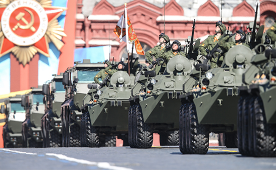 Колонна БТР-80 во время военного парада на Красной площади. Архивное фото
