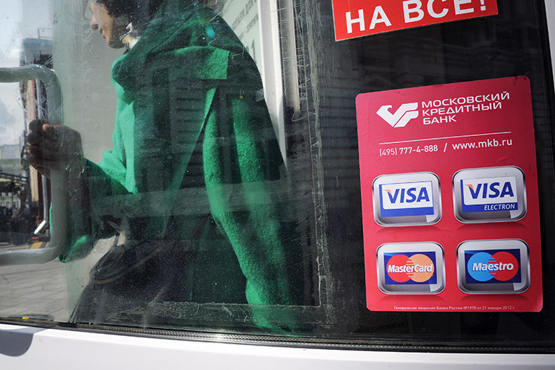 Платежные системы Visa и MasterСard после долгих переговоров остались в России, но им пришлось перевести свой процессинг в Национальную систему платежных карт (НСПК), которая пока работает со сбоями