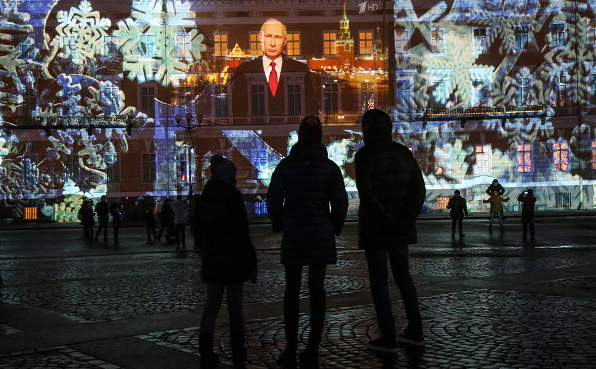 Трансляция новогоднего обращения президента России Владимира Путина на Дворцовой площади