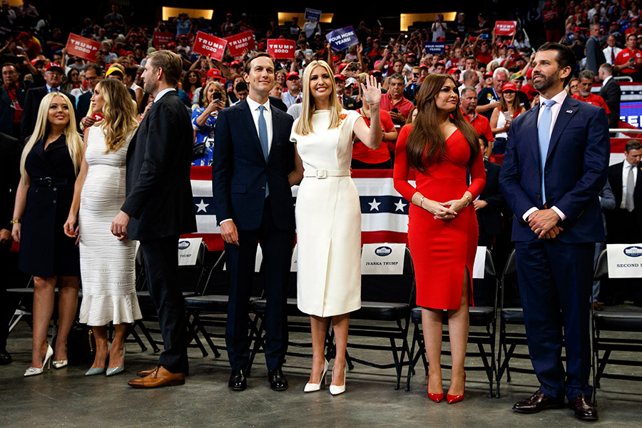 Слева направо: дочь президента Тиффани Трамп, Лара и Эрик Трамп (сын Трампа с женой), Джаред Кушнер и Иванка Трамп (дочь Трампа с мужем), Кимберли Гилфойл и Дональд Трамп-младший (сын президента со спутницей)

