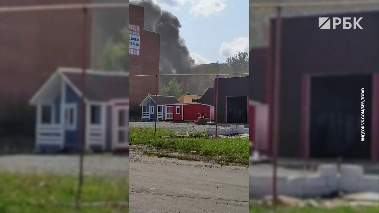 Очевидцы сняли на видео пожар в цехе по производству свечей в Петербурге