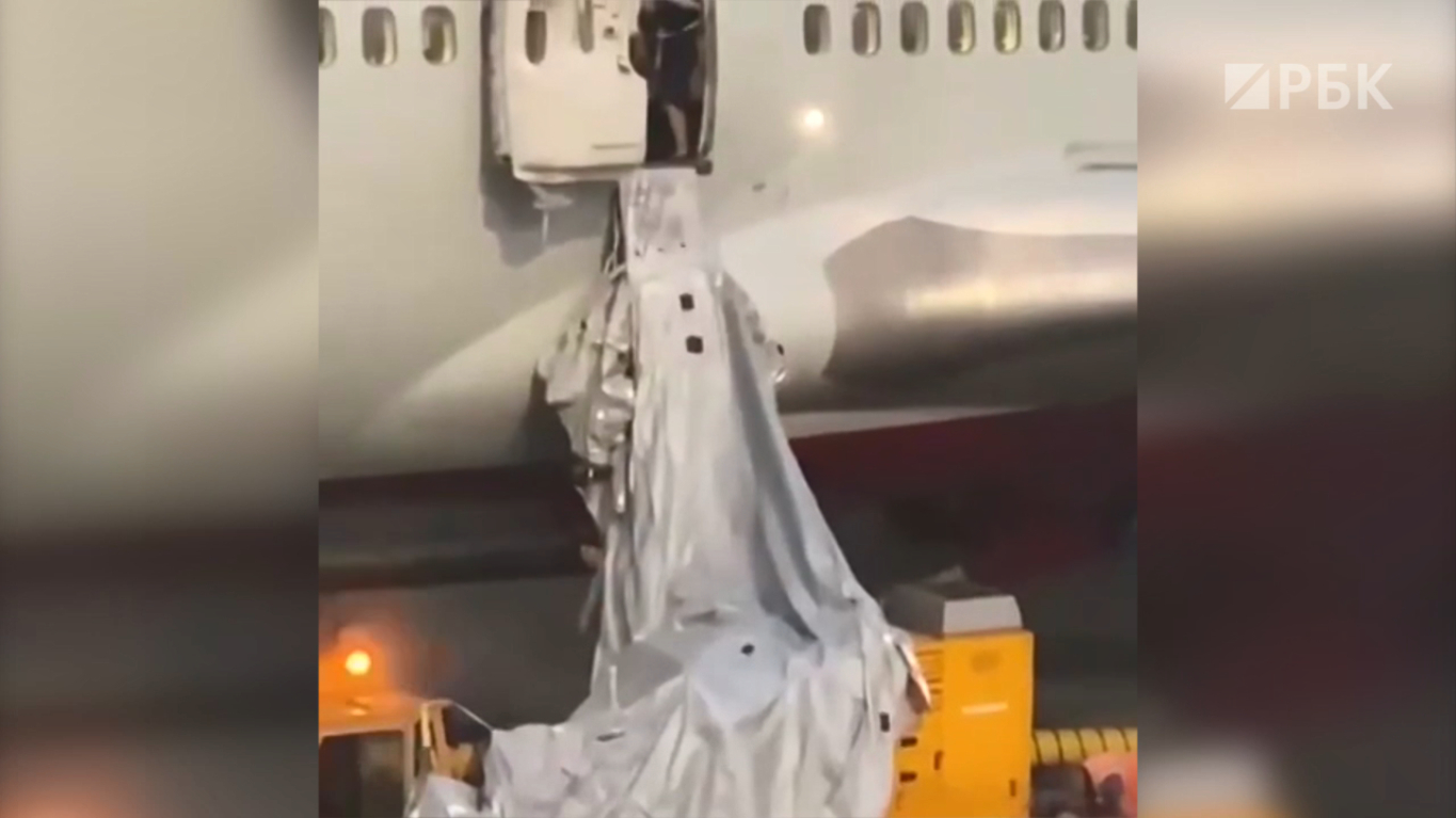 СК начал проверку из-за открывшего дверь самолета пассажира