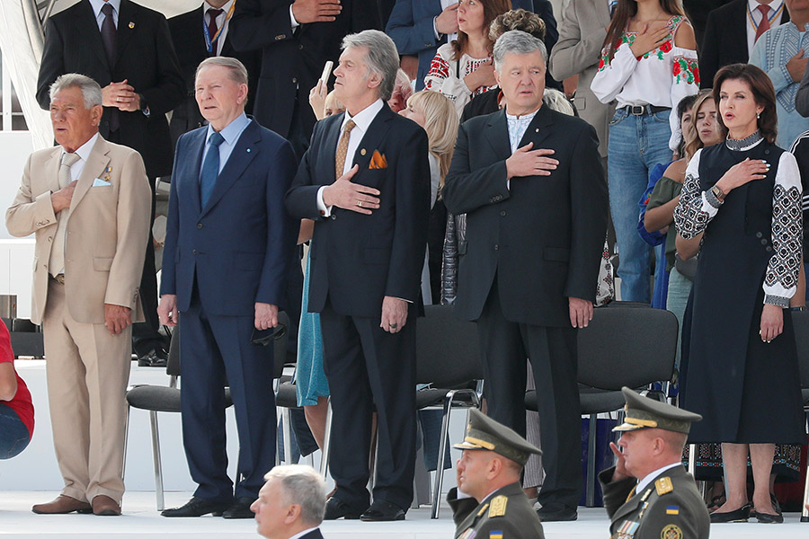 Слева направо: бывший мэр Киева Александр Омельченко, бывшие президенты Украины Леонид Кучма, Виктор Ющенко и Петр Порошенко с женой Мариной