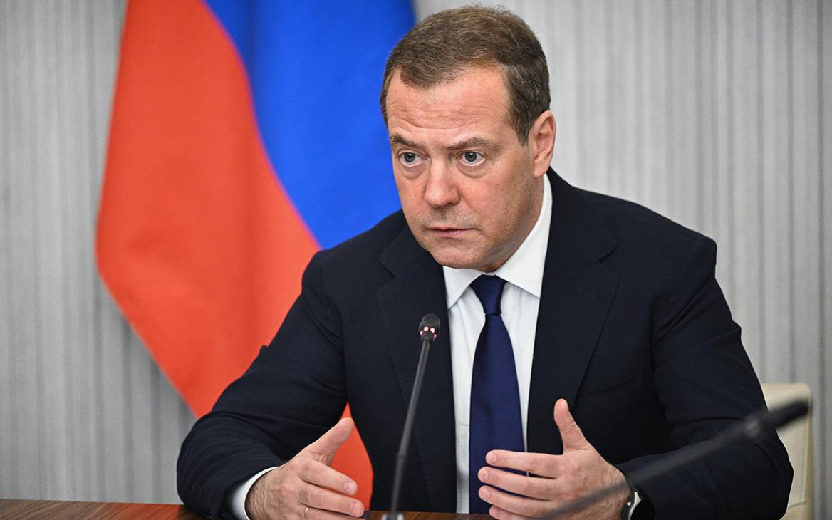 Медведев ответил Зеленскому на предложение конфисковать активы России