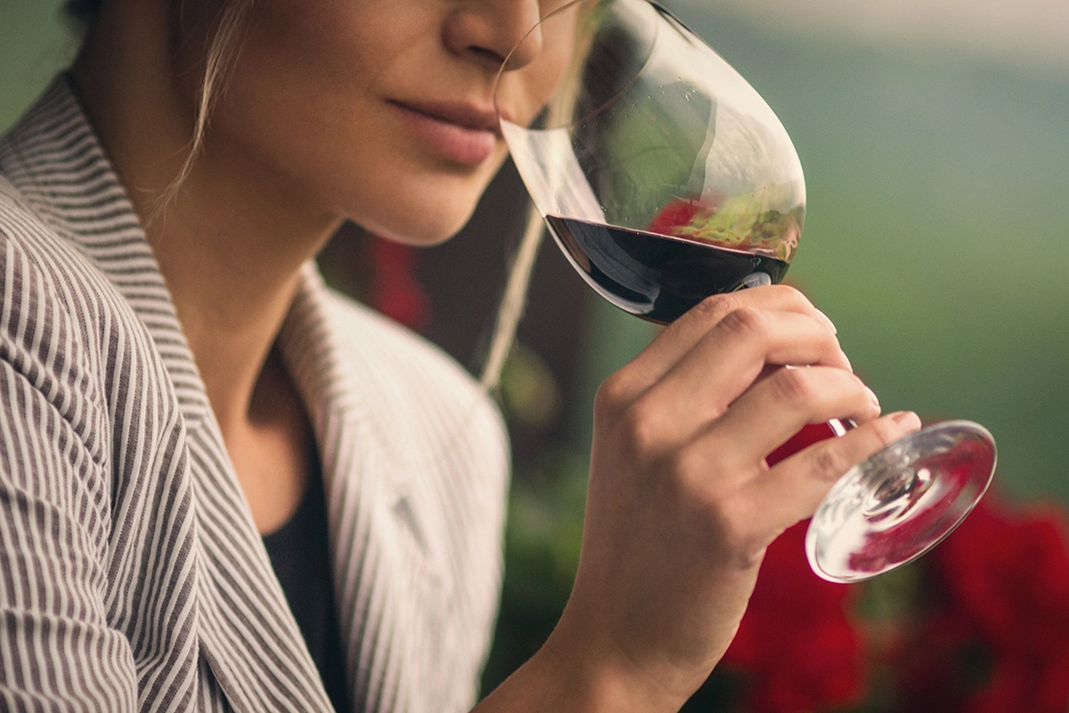 Подходящая бутылка вина — отличный подарок на 8 Марта, однако с неудачным выбором легко попасть впросак