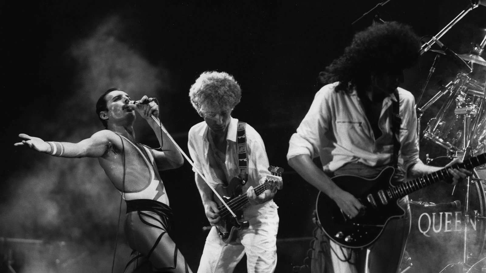 Британская рок-группа Queen на концерте, слева направо: Фредди Меркьюри, Джон Дикон, Брайан Мэй, 1984 год