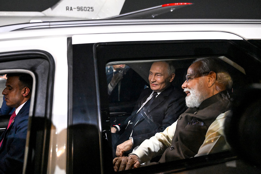 Из аэропорта Путин и Моди отправились в одном автомобиле. Как сообщил корреспондент&nbsp;ТАСС, президента России ожидал Aurus, но вопреки традиции он сел в белый внедорожник премьера Индии.