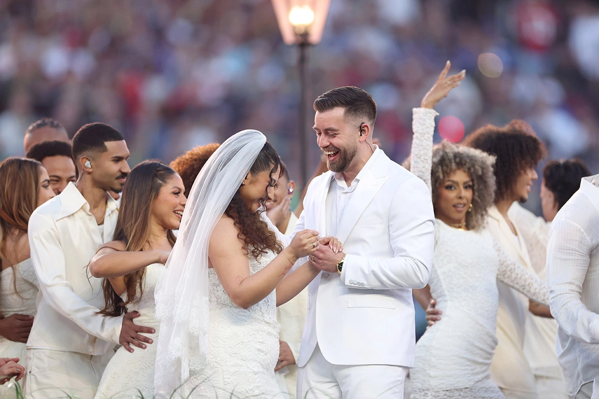 Пара поженилась прямо во время выступления Bad Bunny