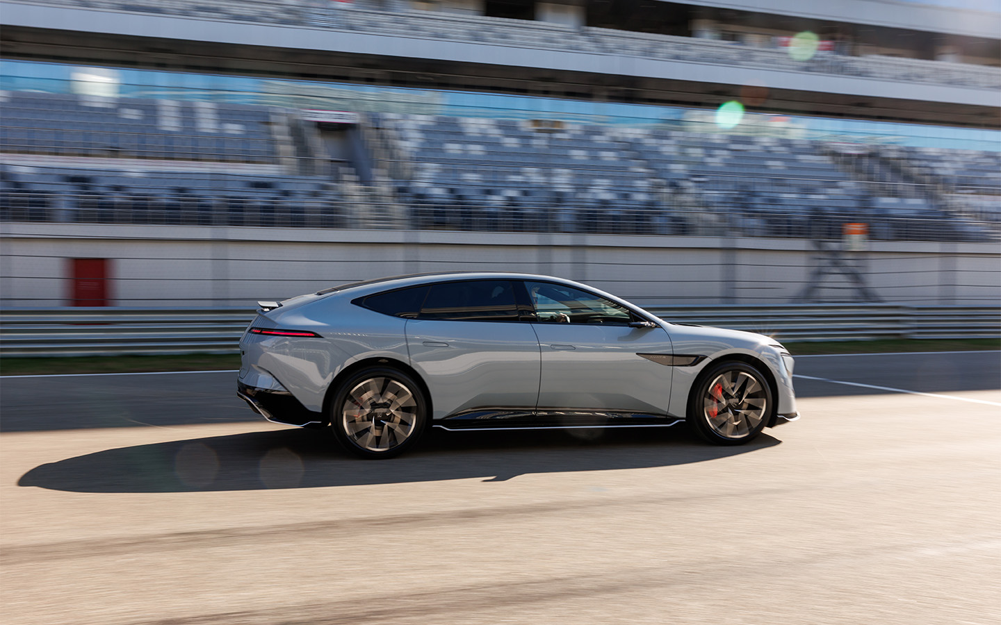 Длина Avatr 12 &mdash; 5 м с гаком, колесная база &mdash; 3 м. За простор в ногах задних пассажиров переживать не приходится, ведь&nbsp;между спинками передних и задних кресел почти погонный метр&nbsp;