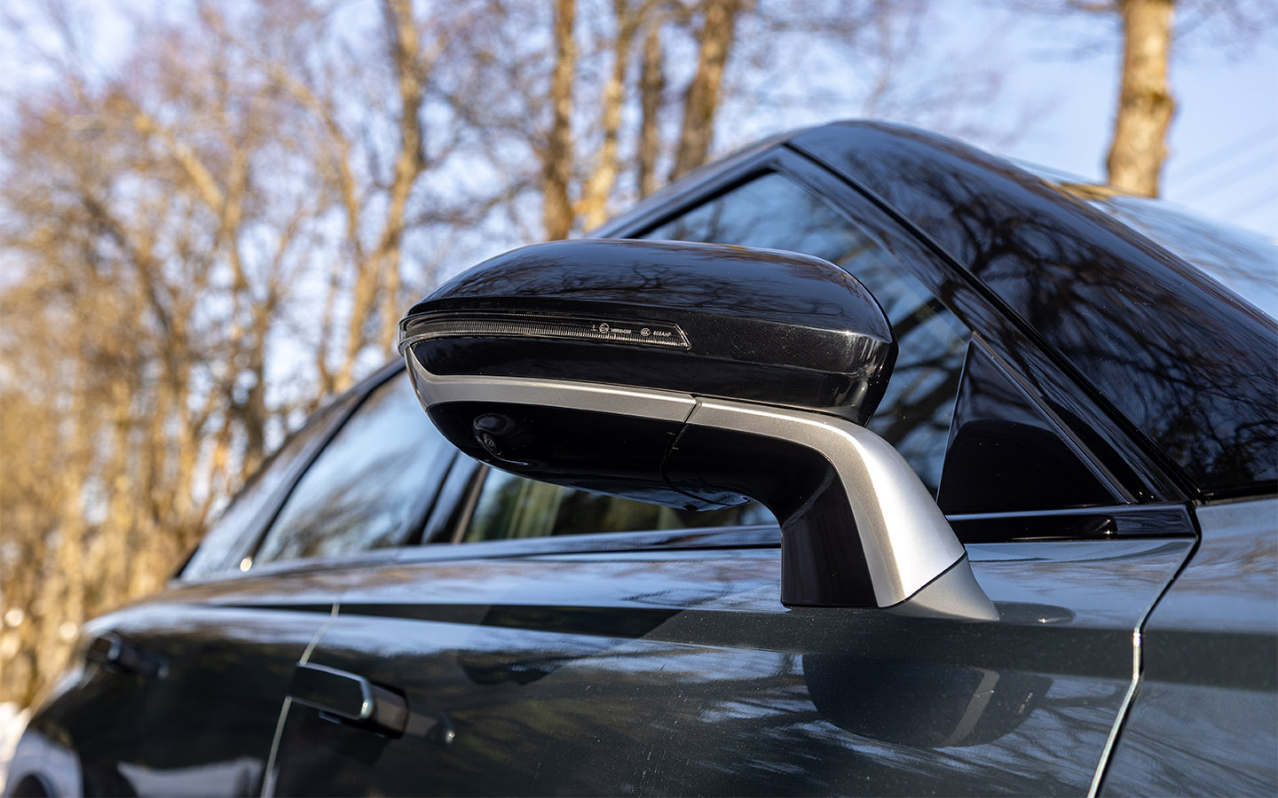 Рестайлинговый Jaecoo J7 получил новые зеркала, более стильные и утонченные, с узкой ленточкой повторителей поворотов. При этом обзорность в них хуже не стала