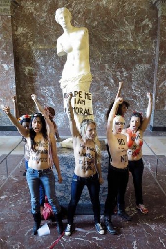 Активистки FEMEN "оккупировали" статую Венеры Милосской в Париже