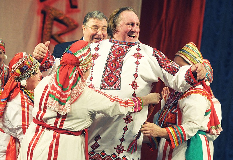  Жерар Депардье  Самой популярной иностранной звездой, снимающейся в российской рекламе, является Жерар Депардье. При этом принимать подобные предложения актер начал еще до получения российского гражданства. В 2006 году он дебютировал в рекламе кетчупа «Балтимор». В 2012 году с участием Депардье вышло шесть рекламных роликов банка «Советский», а также гастронома «Елисеевский» в Санкт-Петербурге. Самая свежая работа — реклама мебельной фабрики «Мария» (2013 год).